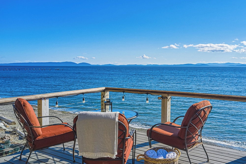 2 BR Beachfront Cottage w/ Grill & Expansive Deck