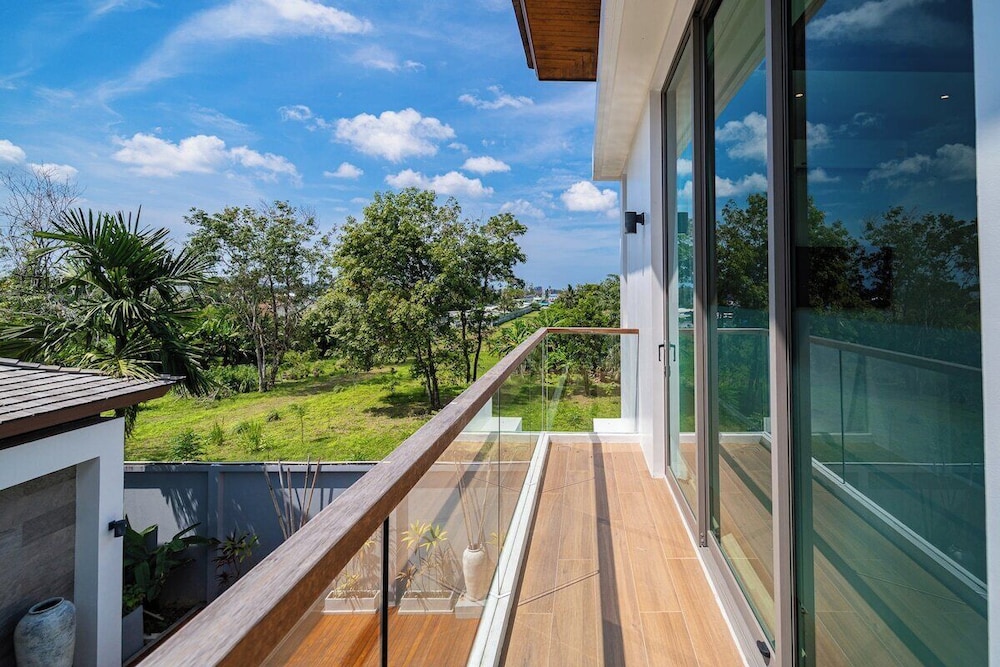 Teak 5BR Pool Villa Bang Tao + Airport Shuttle