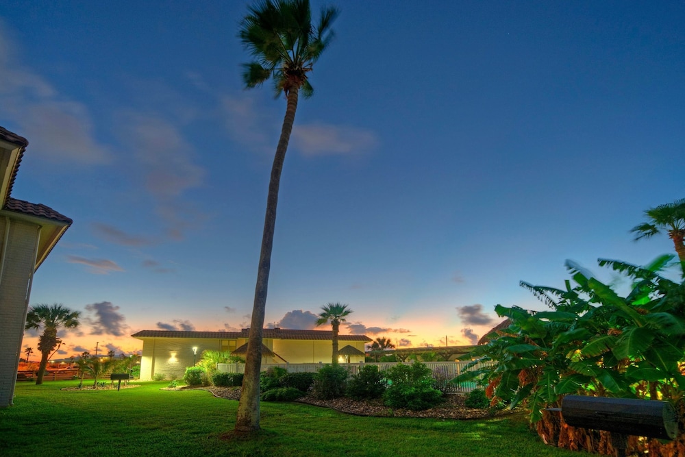 Tropical Haven by Avantstay 4min Walk to Beach Pool Remodeled Interior