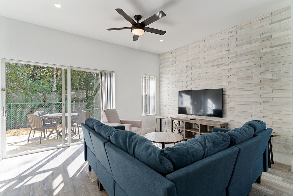 Newly Renovated Contemporary Home Near Disney! 3 Bedroom Home by Redawning - Image 3