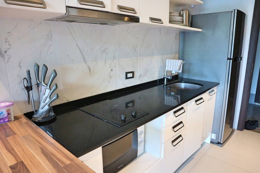 Emerald 215 - Studio With Balcony and Shared Pool