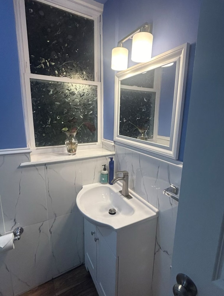 Cozy 2-3 Bedroom Apt in Center City