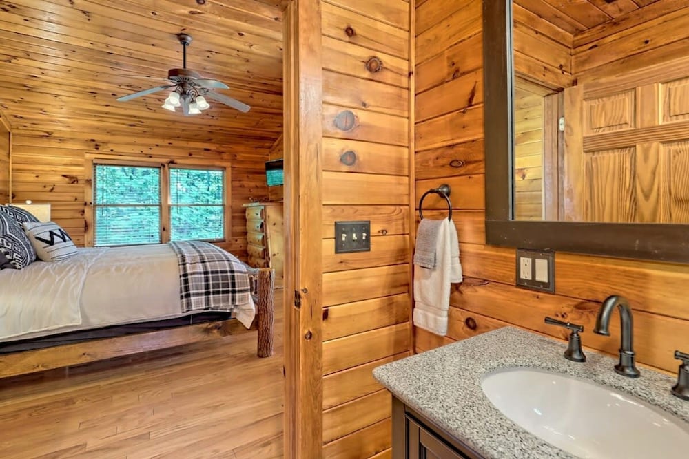 Hot Tub 3 Fireplaces Mountain Views Game Room