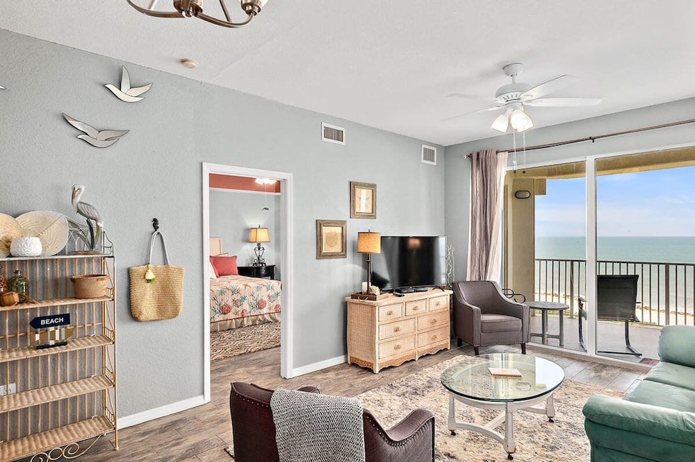 Oceanview Top-floor Penthouse in Surf Club Beach Pool Access