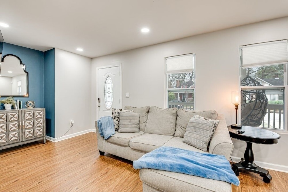 Spacious Family Retreat Near Airport 5 Bedroom Home
