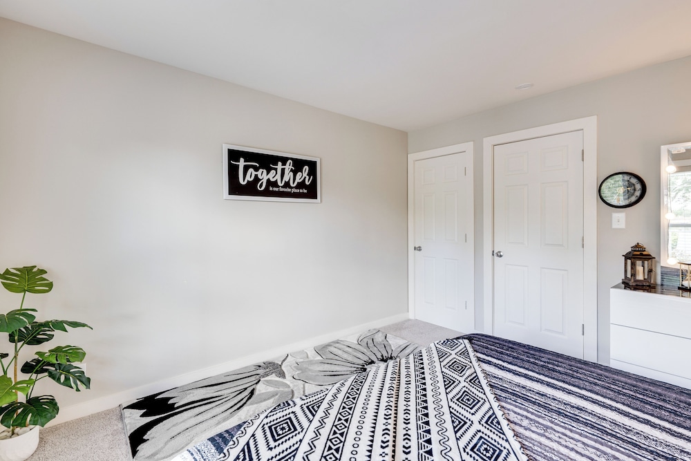 1 Mi to Dtwn Elgin: Dutch Colonial w/ Lovely Patio
