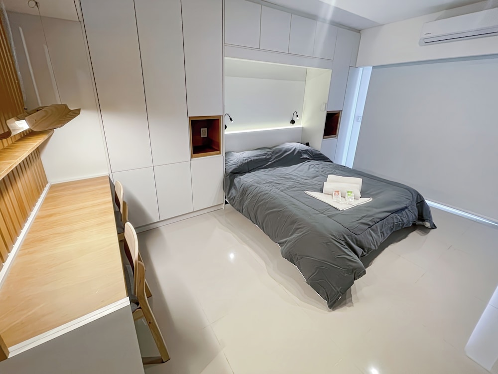 Studio Luxury Balcony Pool - Image 4
