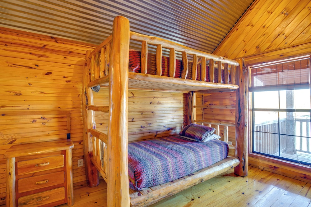 Group Getaway! Multi-level Lodge on Lake Tawakoni