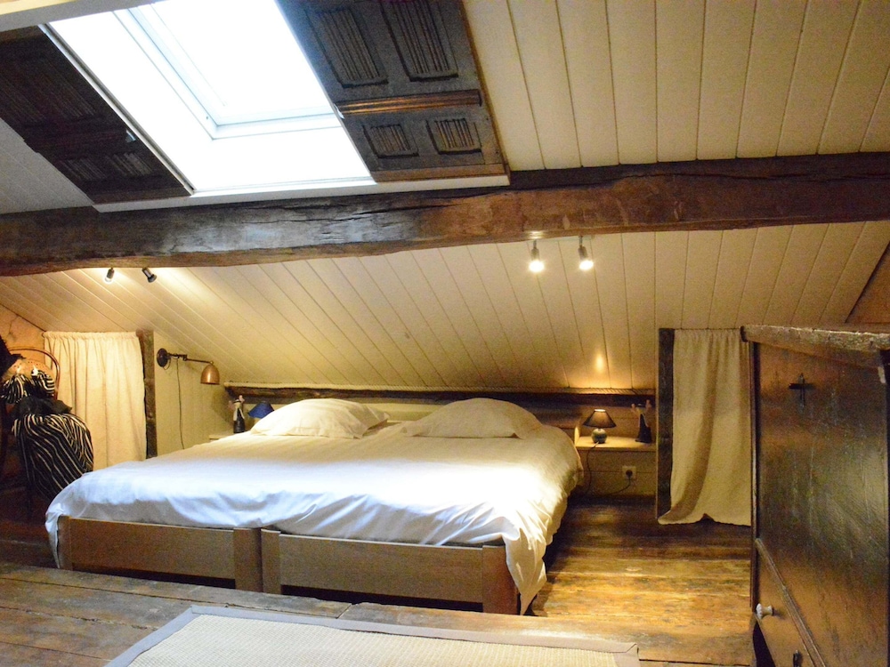 Cozy Holiday Home in Bièvre with Hot Tub