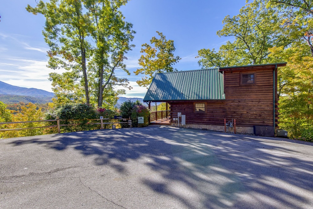 'breathtaking View' Cabin w/ Game Room & Hot Tub! view 3