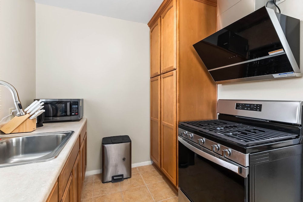 Cozy 2BR Home With Bright Interior Relaxing Patio