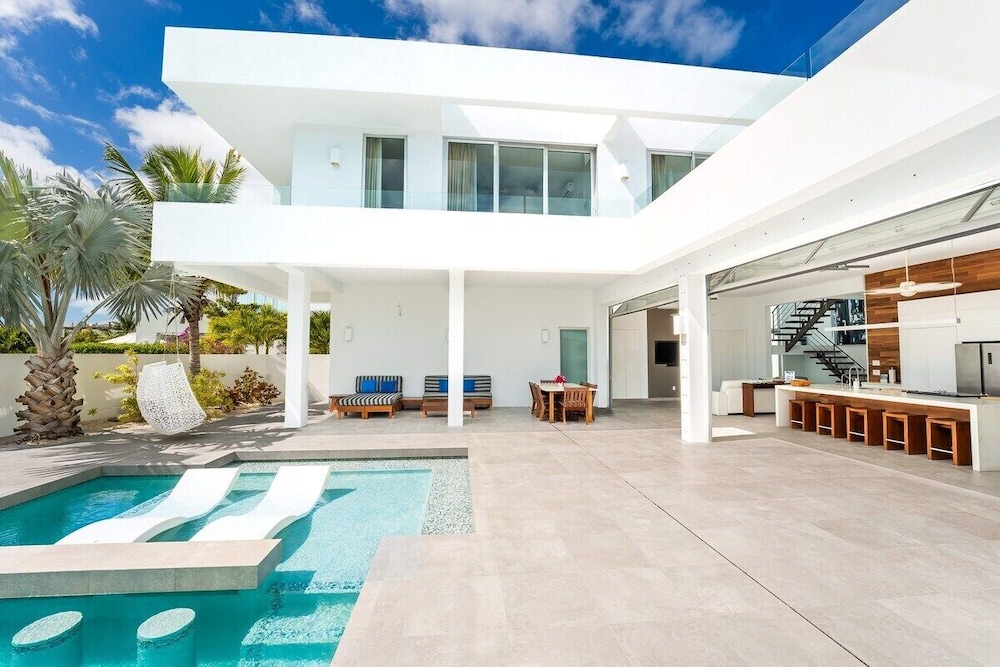 Beachside Villa, Amazing Views, Hotel Amenities v5