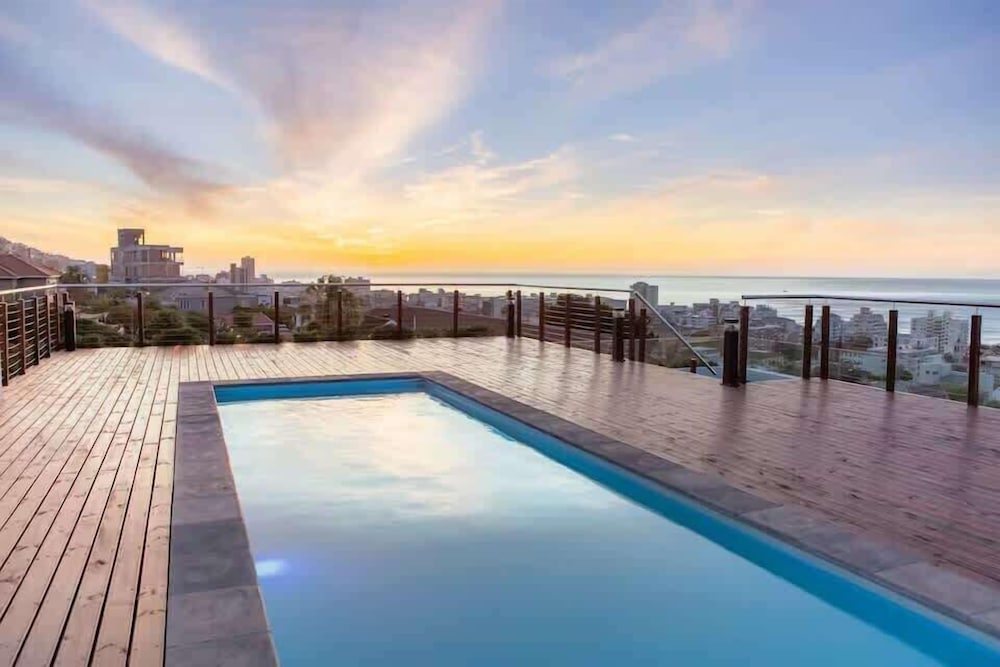 Deluxe Luxury 2 Bedroom Apartment, Seapoint