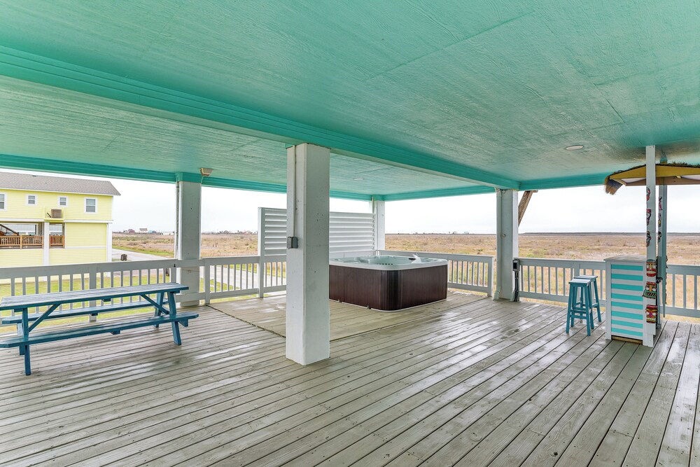 Walk to Beach: Home w/ Hot Tub & Deck in Gilchrist