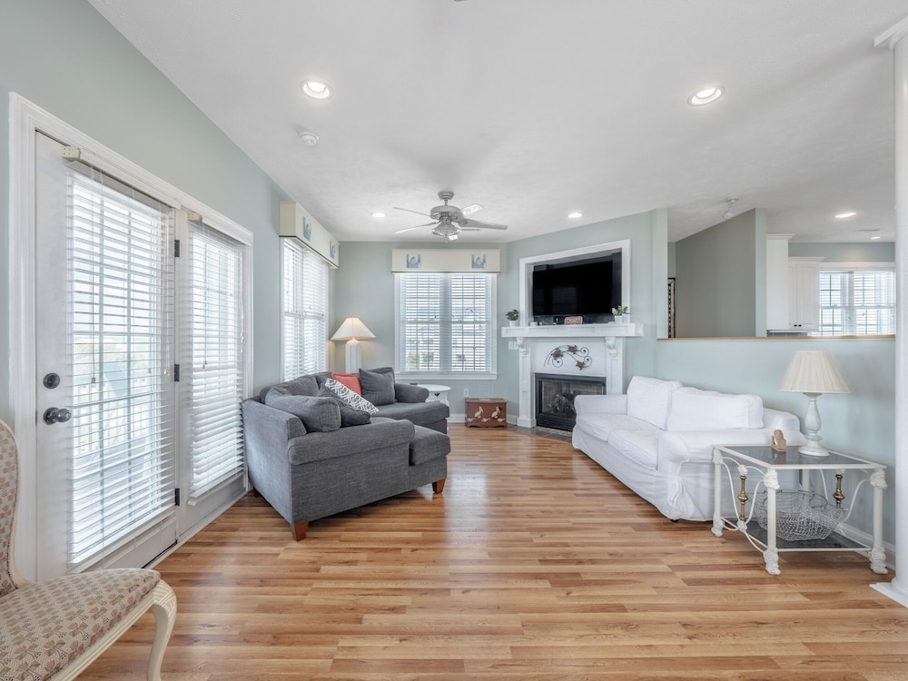 Skipper's Hideout by Topsail Realty