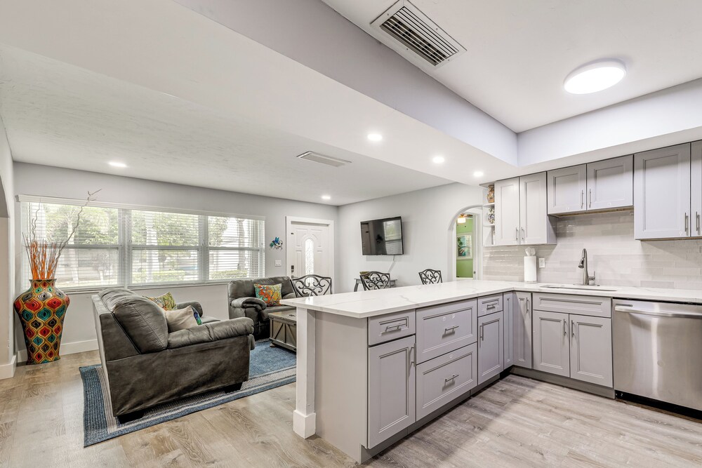 1 Mi to Beach: Sunny Lantana Cottage w/ Pool!