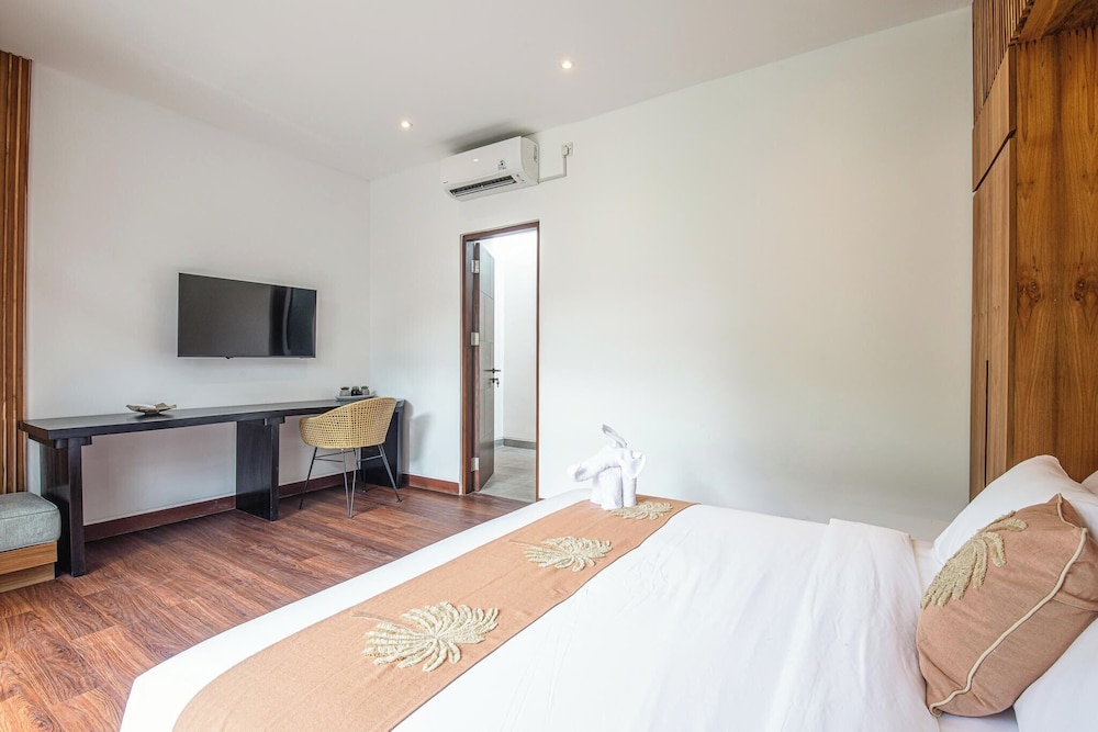 Elegant 6BR Canggu Villa Steps From the Ocean