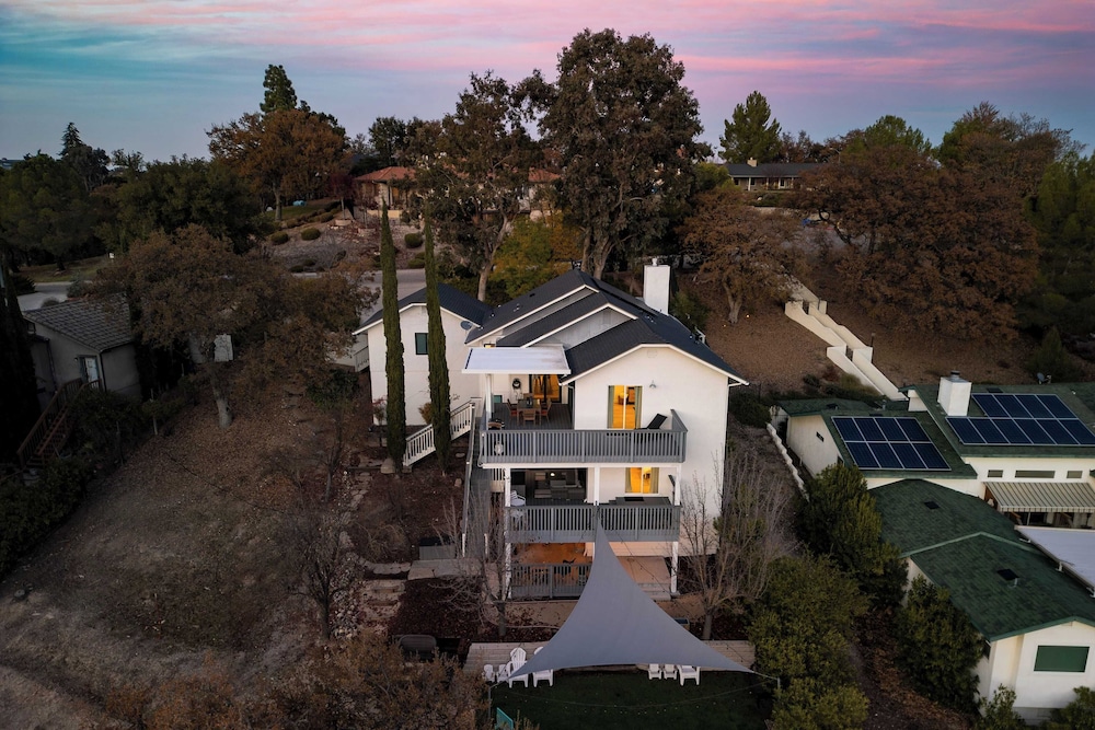 Terrace Hill Modern Paso Robles Escape Near Wineries, Dining, and Hot Springs