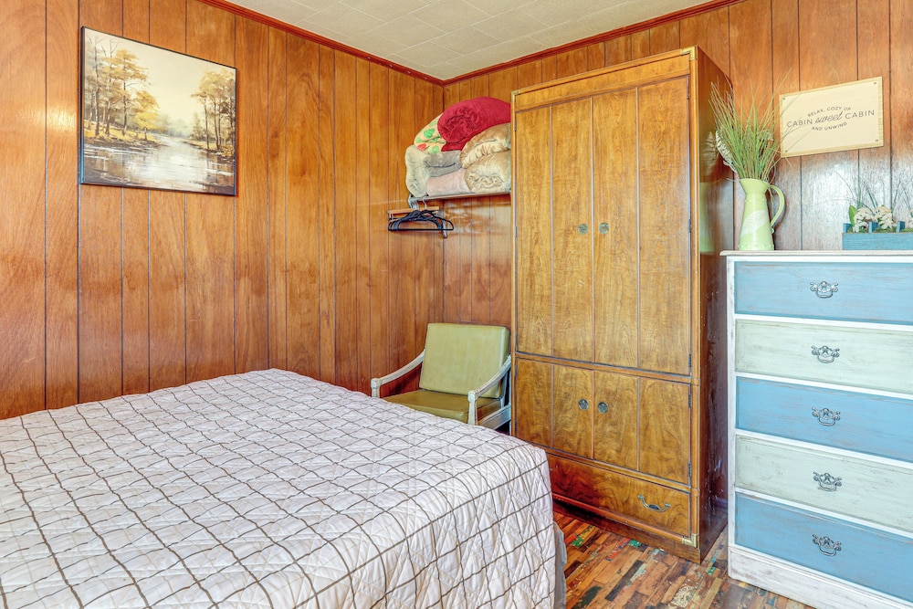 Shared Dock & Yard: Greers Ferry Lake Home!