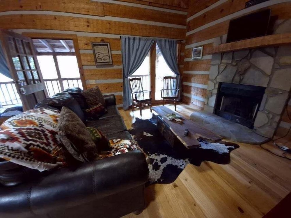 The Fur Traders Cabin- Pigeon Forge 2 Bedroom Cabin