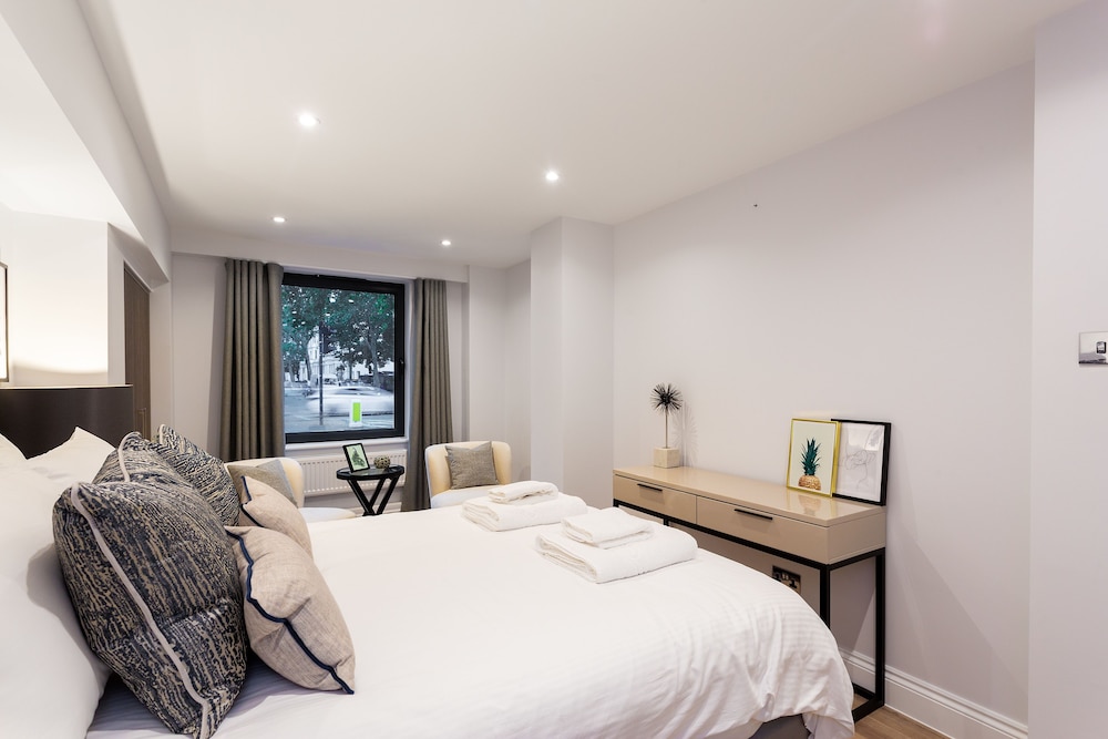The Carlyle - Elegant Serviced Apartments