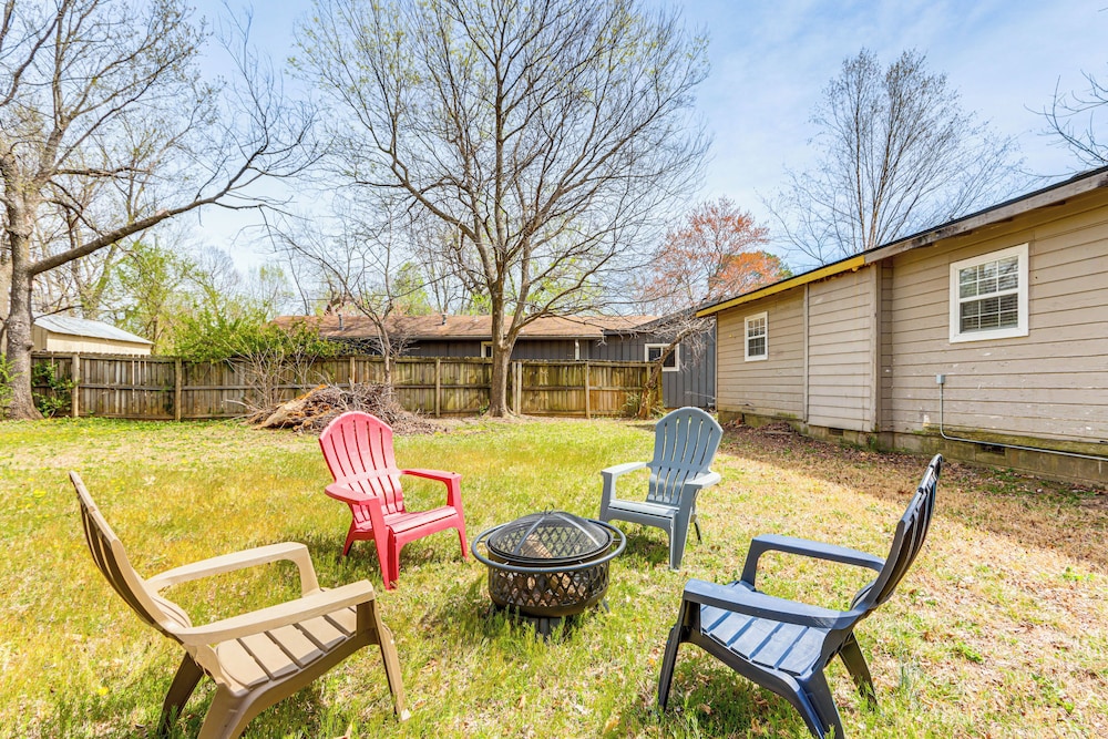 4 Mi to Dtwn: Dog-friendly Fayetteville Home