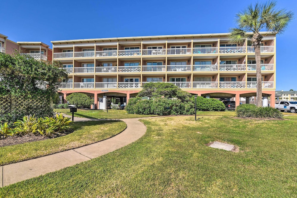 Walk to Galveston Beach: Resort Condo w/ Perks!