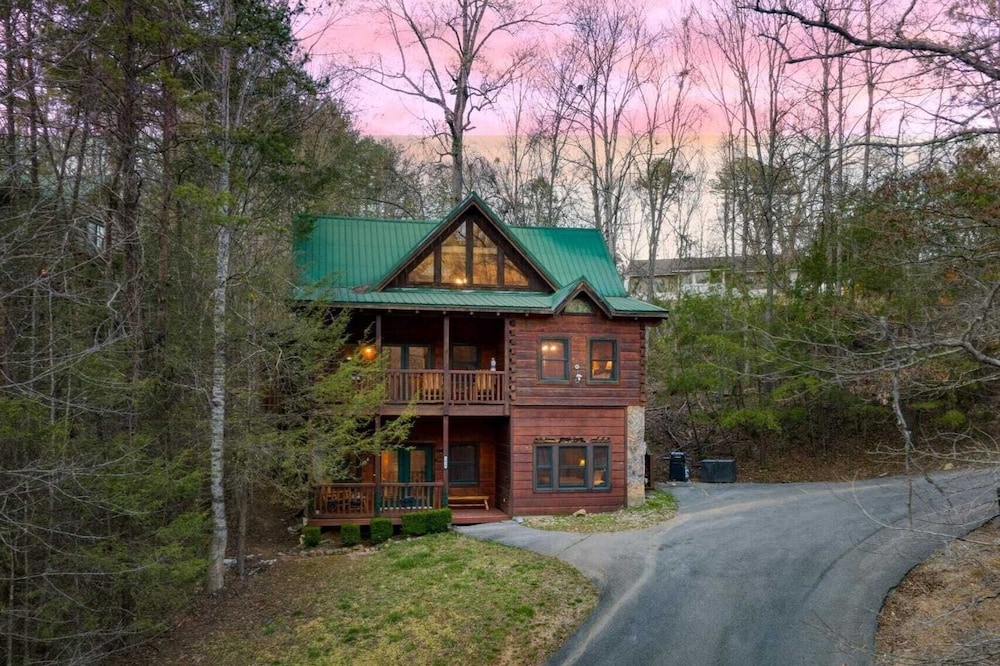 Hottub, Game Room, Forest Views, Near Gatlinburg Four Bears Lodge by Avantstay