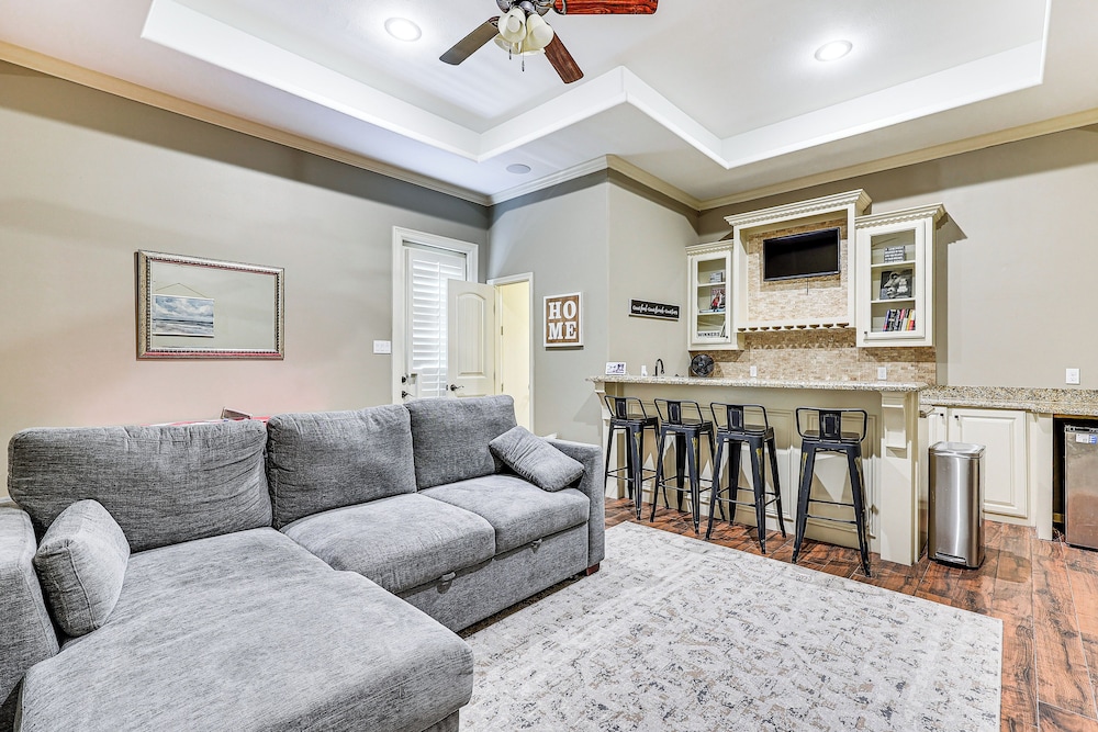 1 Mi to Utrgv Stadium: Roomy Retreat w/ Pool, Yard