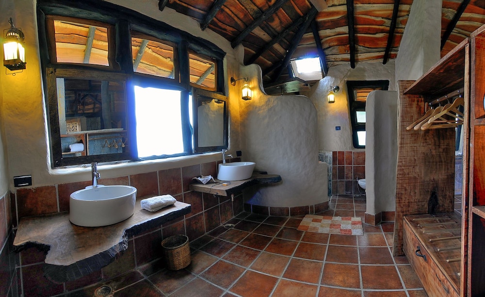 Pugdundee Safaris - Kanha Earth Lodge