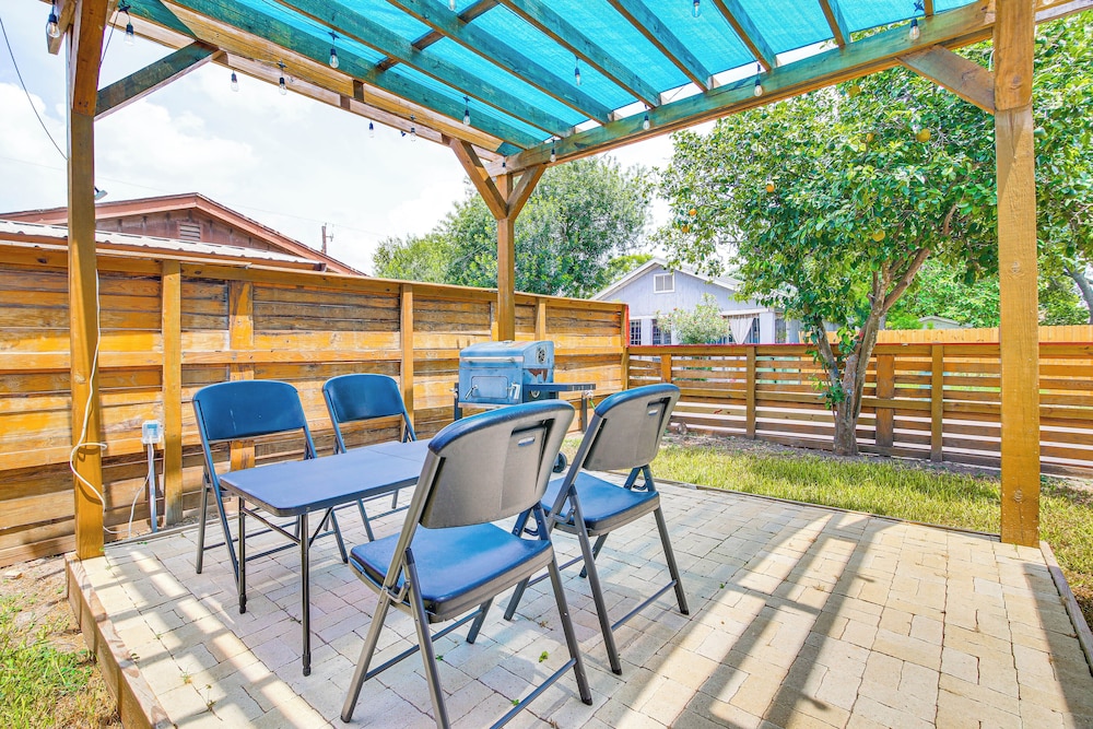 2 Mi to Family Attractions: Brownsville Cottage!
