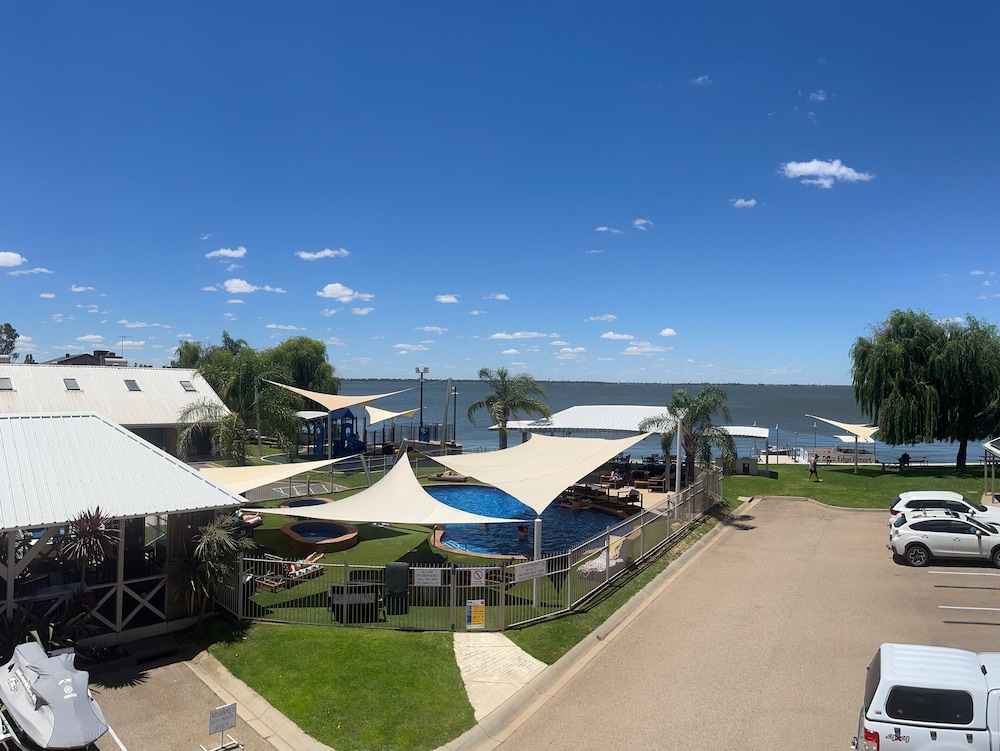 Lake Edge Resort