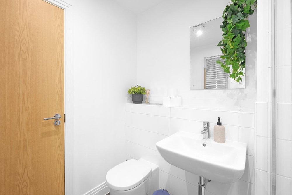 Spacious 6 Bedroom House in Denton Way