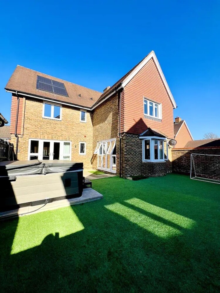 Horley Hideaway - 4 Bedroom House- Sleeps 7