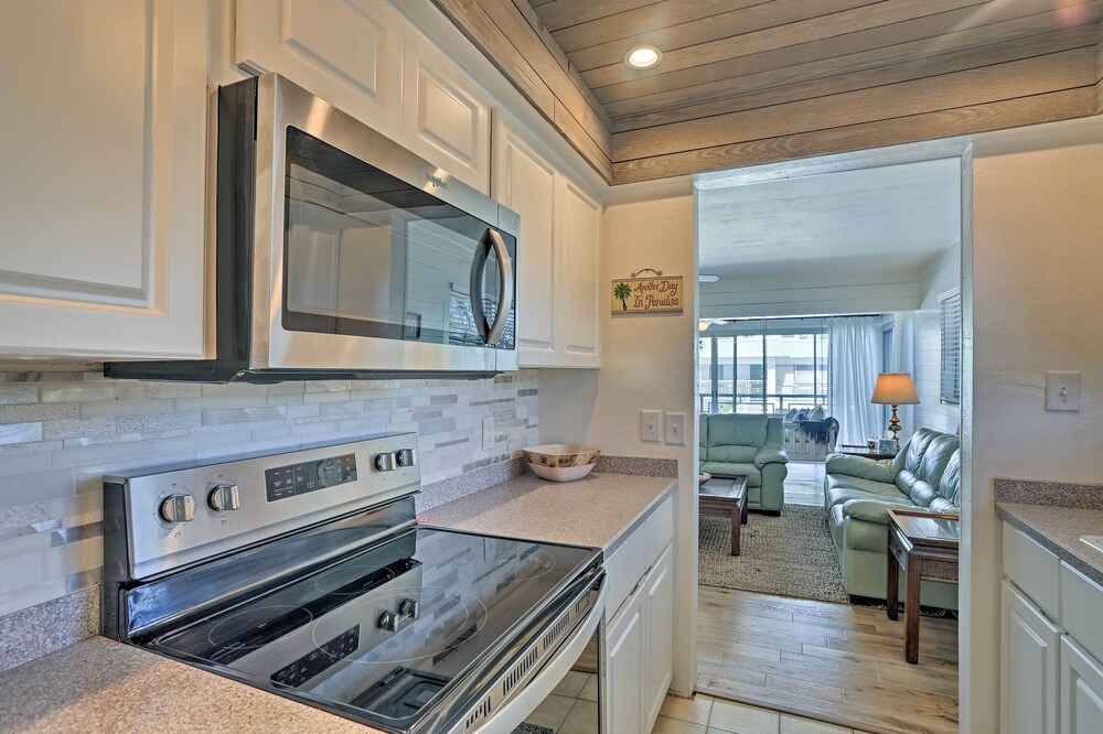 Modern Fort Myers Beach Retreat w/ Pool Access! view 4