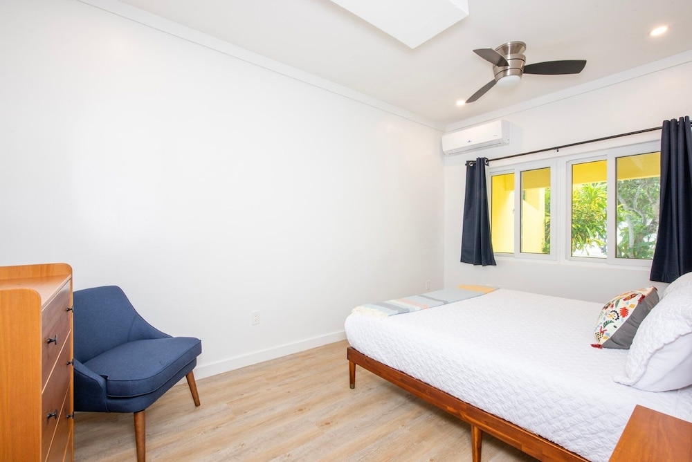 Laughing Bird Studio #7 - Brand New Stylish Apartment, Pool, Bea 1 Bedroom Condo, photo 8