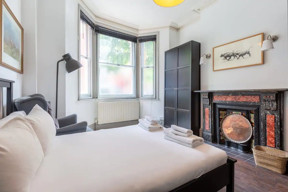 Eclectic 2 Bedroom Victorian era Apartment in Oval