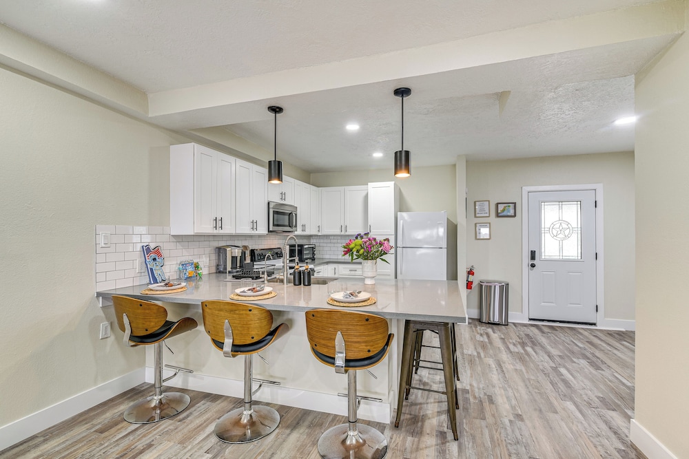 7 Mi to Kemah Boardwalk: Waterfront Houston Condo