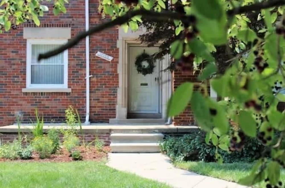 Spacious 5br Sleeps 10 University District 5 Bedroom Home