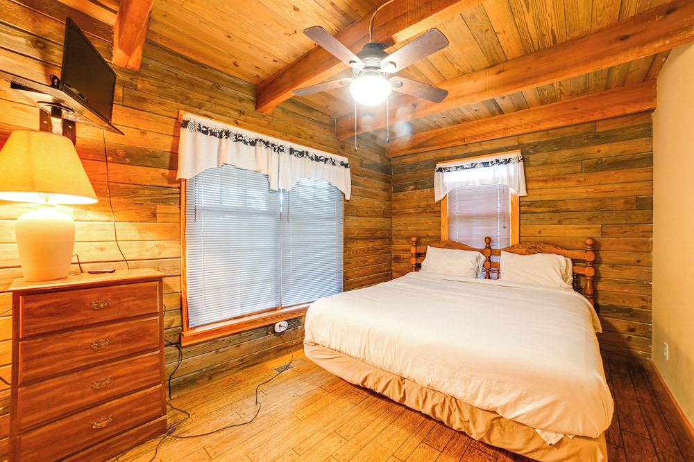 Game Room & Decks: Family Cabin in Springville!