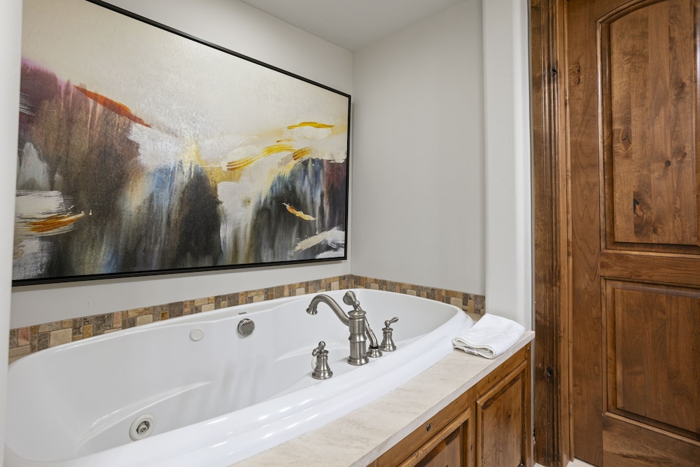 Grand Lodge - Three Bedroom #401 - Ski-in/ski-out 3 Condo