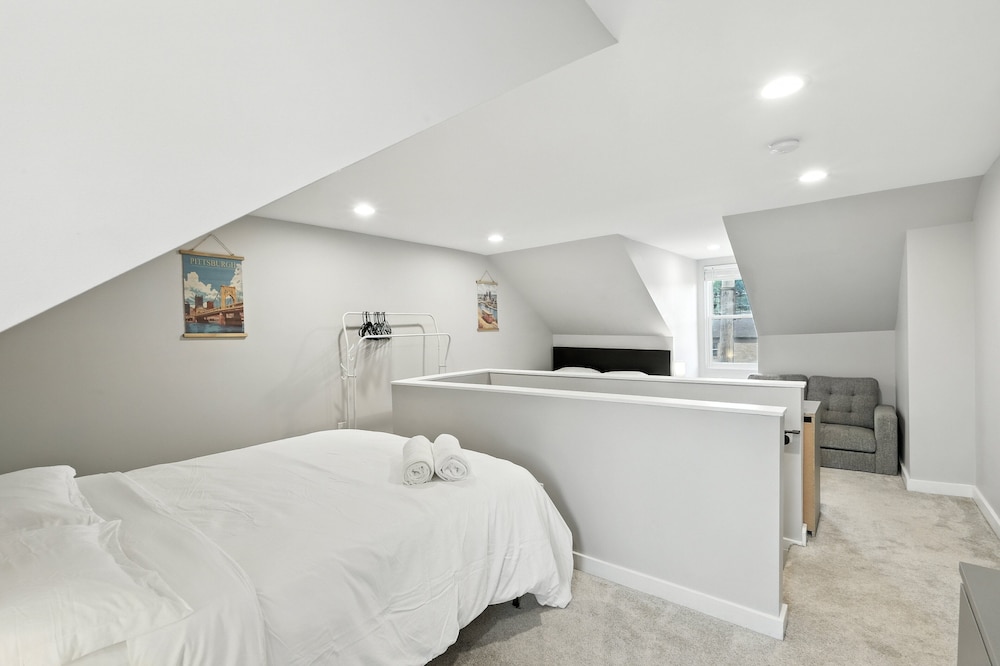 Cozy Historic Row Home- Near Stadiums! 3 Bedroom Home