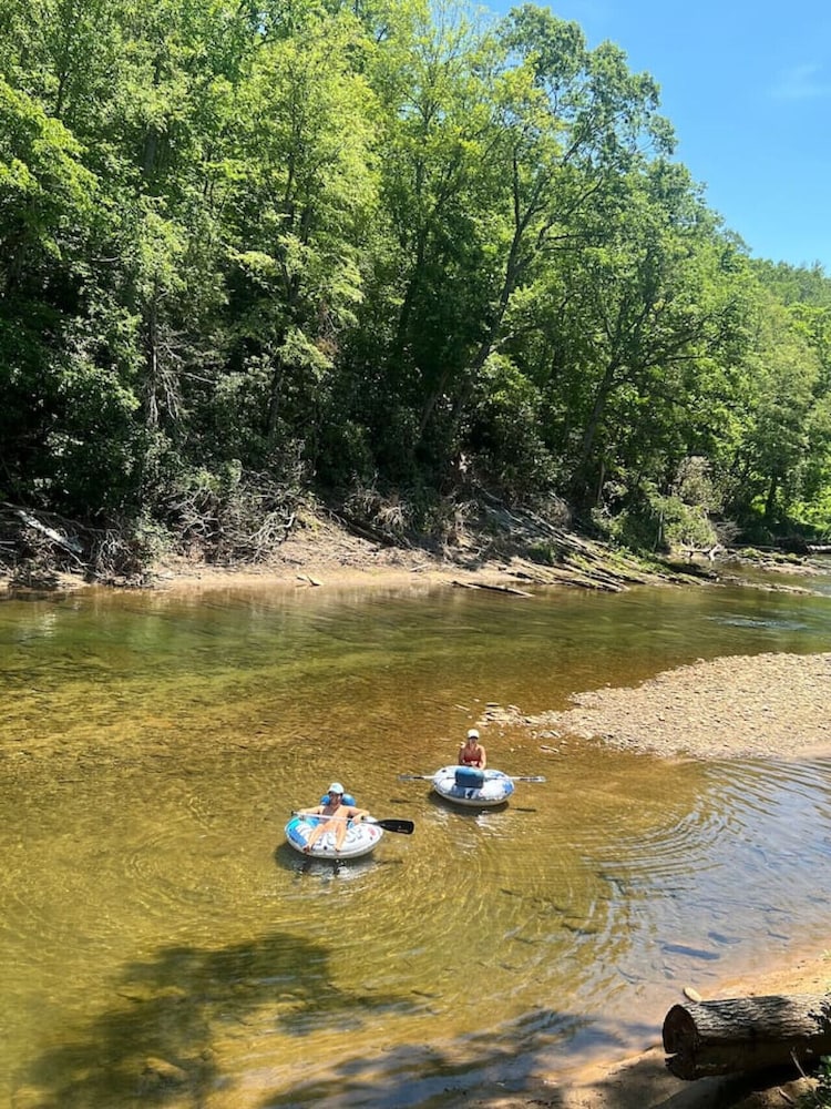 Luxe Riverfront Escape Mtn Views Pickleball Ct