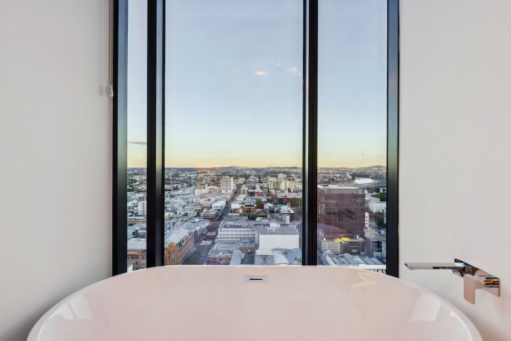 Fortitude Valley 3-bed, Top Floor + Bridge View