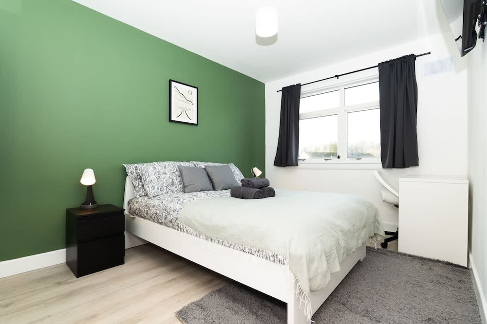 4 Bedrooms-2bath-free Parking