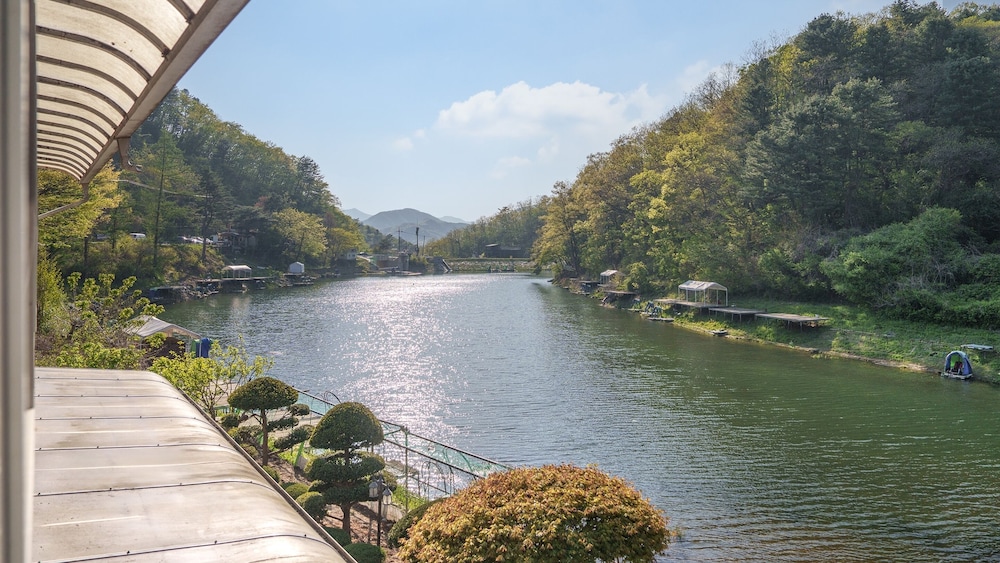 Gapeong Eoneunal Spa Pet Pension