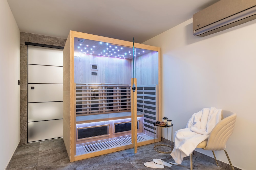 Villa Palace Al Nera Luxurius at sea With 2 Swimming Pools Saunas