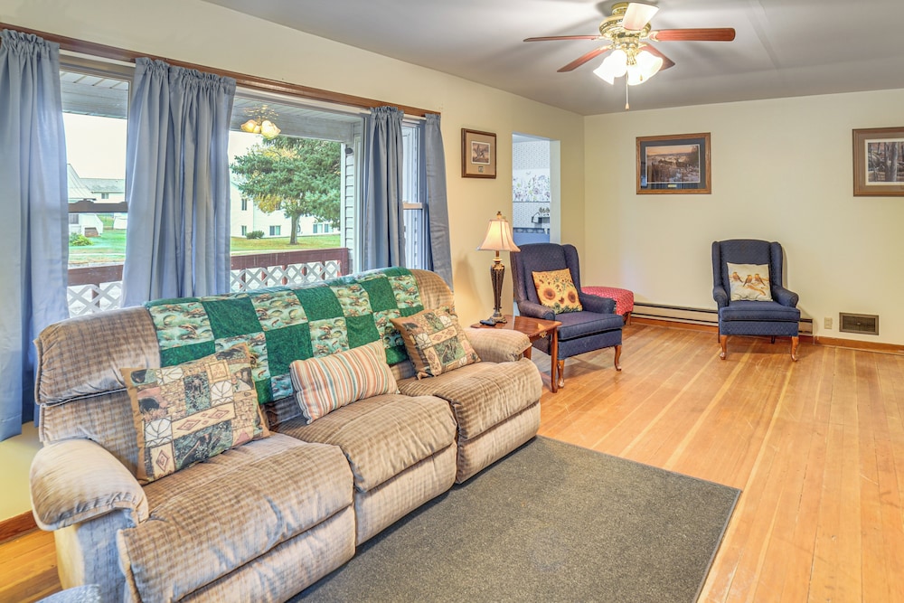 Walk to Restaurant & Bar: Home w/ Deck in Gary