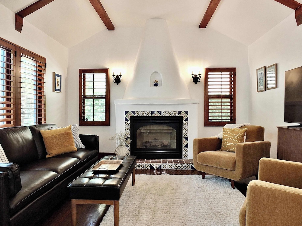 Belmont Shore Coastal Cottage - Cozy Home for 6 - 2 Blocks to Beach