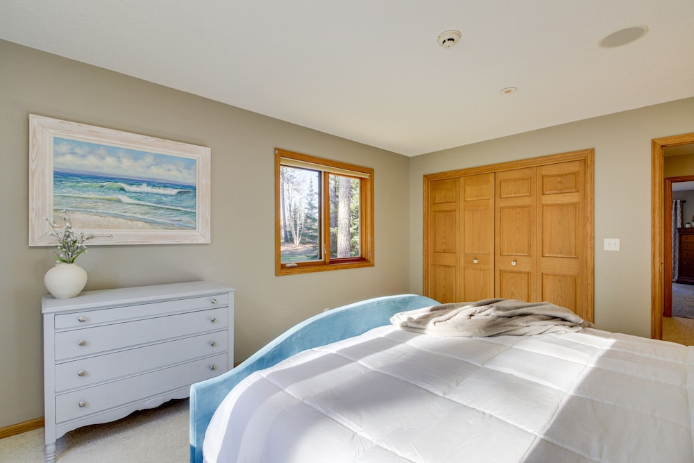 Peaceful Hibbing Getaway: Heated Floors, Fire Pit!